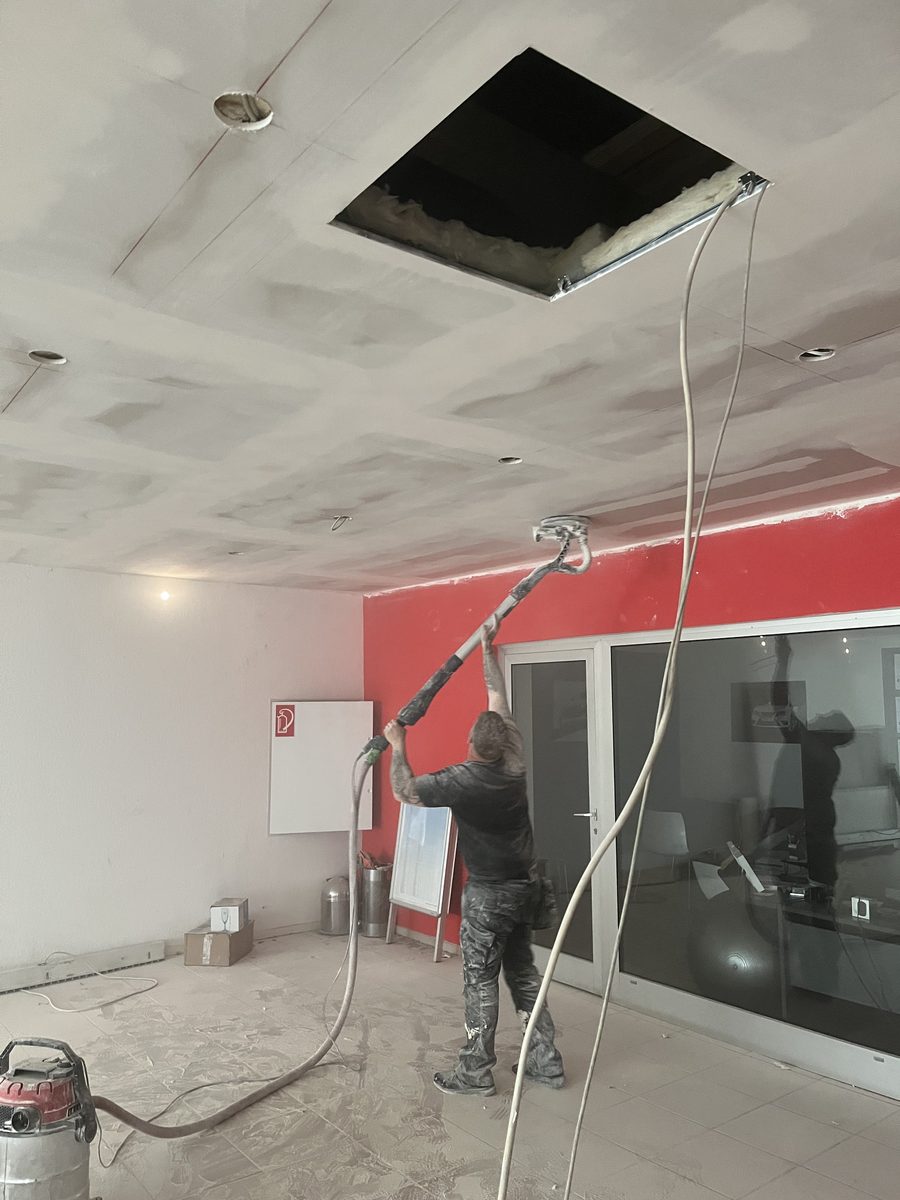 Schleifen & Revisionsöffnung – Showroom-Modernisierung Autohaus Boos